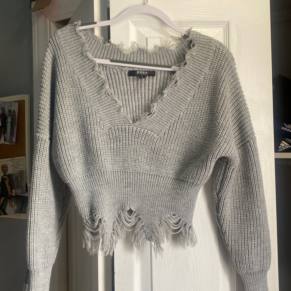 V cut cropped sweater
